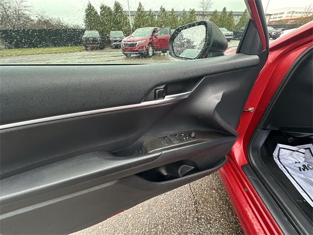 Vehicle image 23 of 32