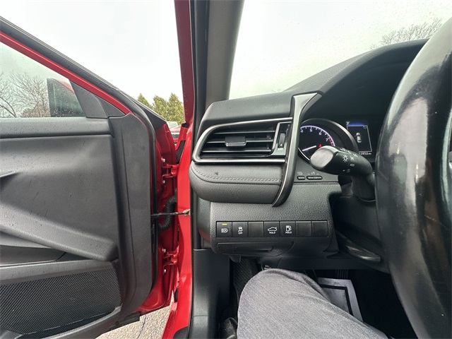 Vehicle image 18 of 32