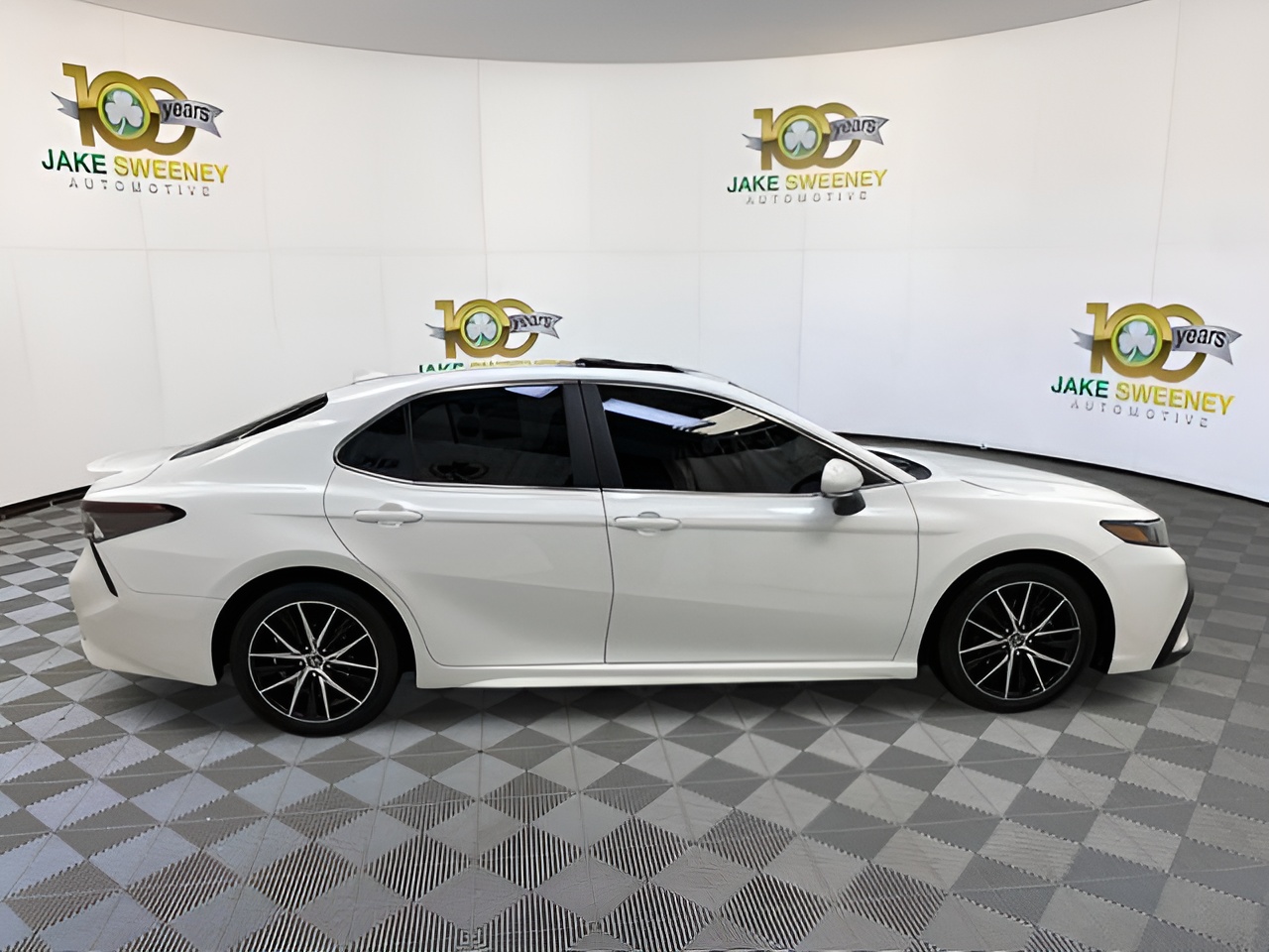 Vehicle image 33 of 37