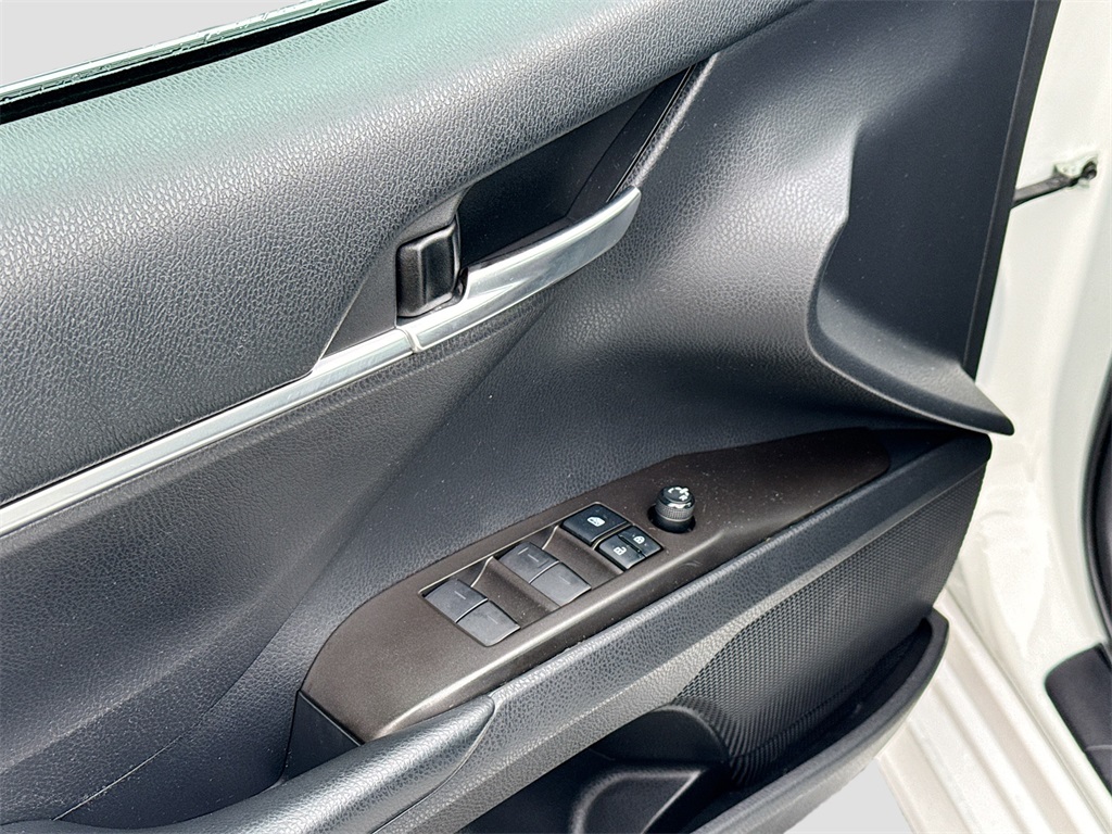 Vehicle image 16 of 24