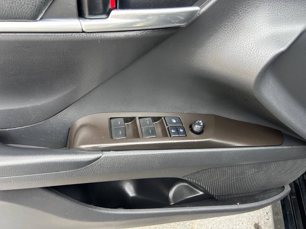 Vehicle image 27 of 44