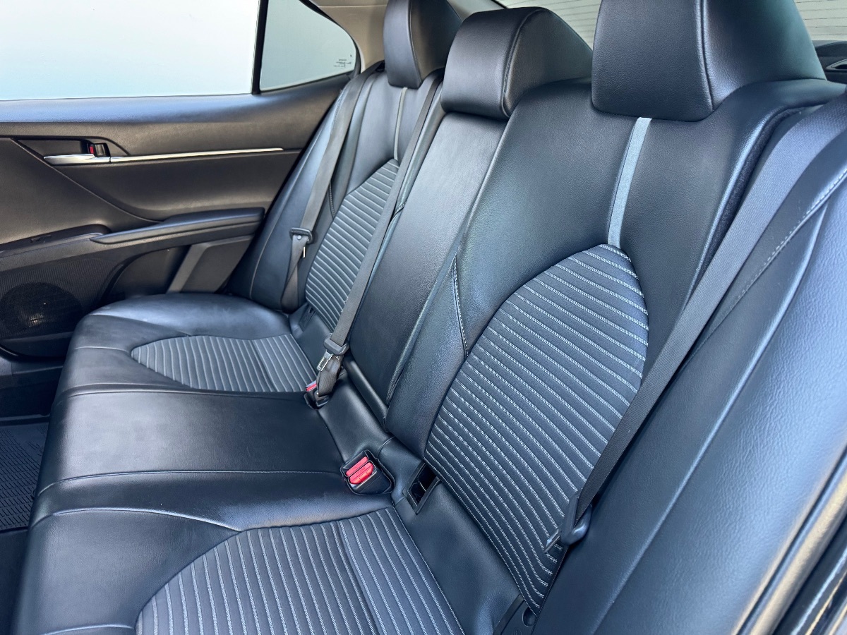 Vehicle image 15 of 18