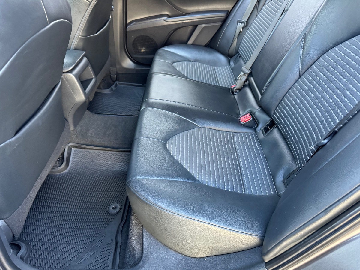 Vehicle image 14 of 18