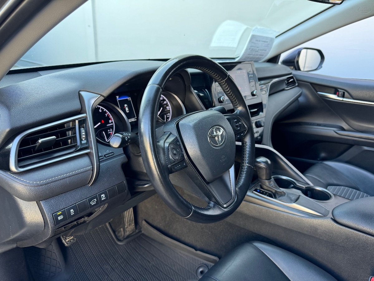 Vehicle image 8 of 18