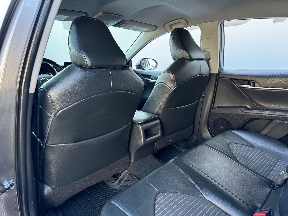Vehicle image 13 of 18