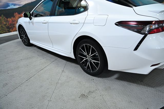 Vehicle image 8 of 50