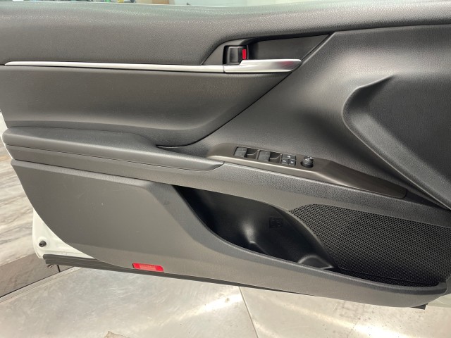 Vehicle image 32 of 49