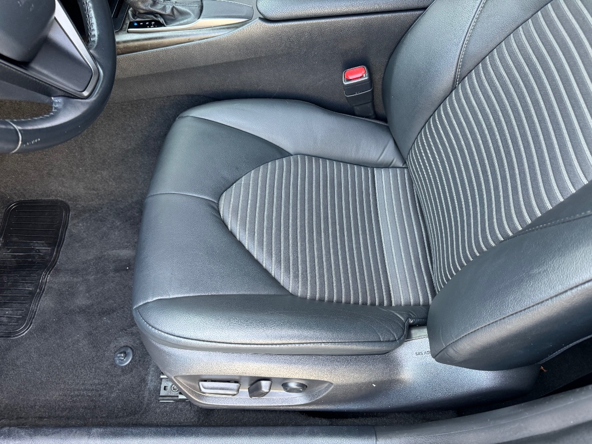Vehicle image 9 of 17