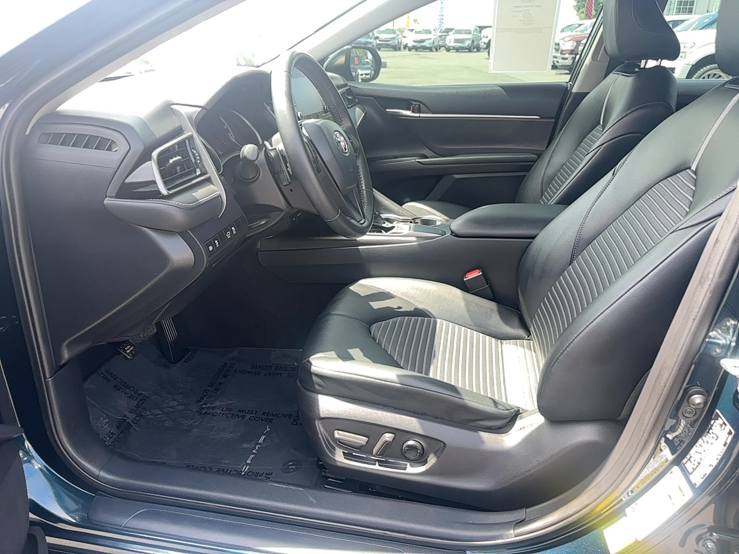 Vehicle image 10 of 12
