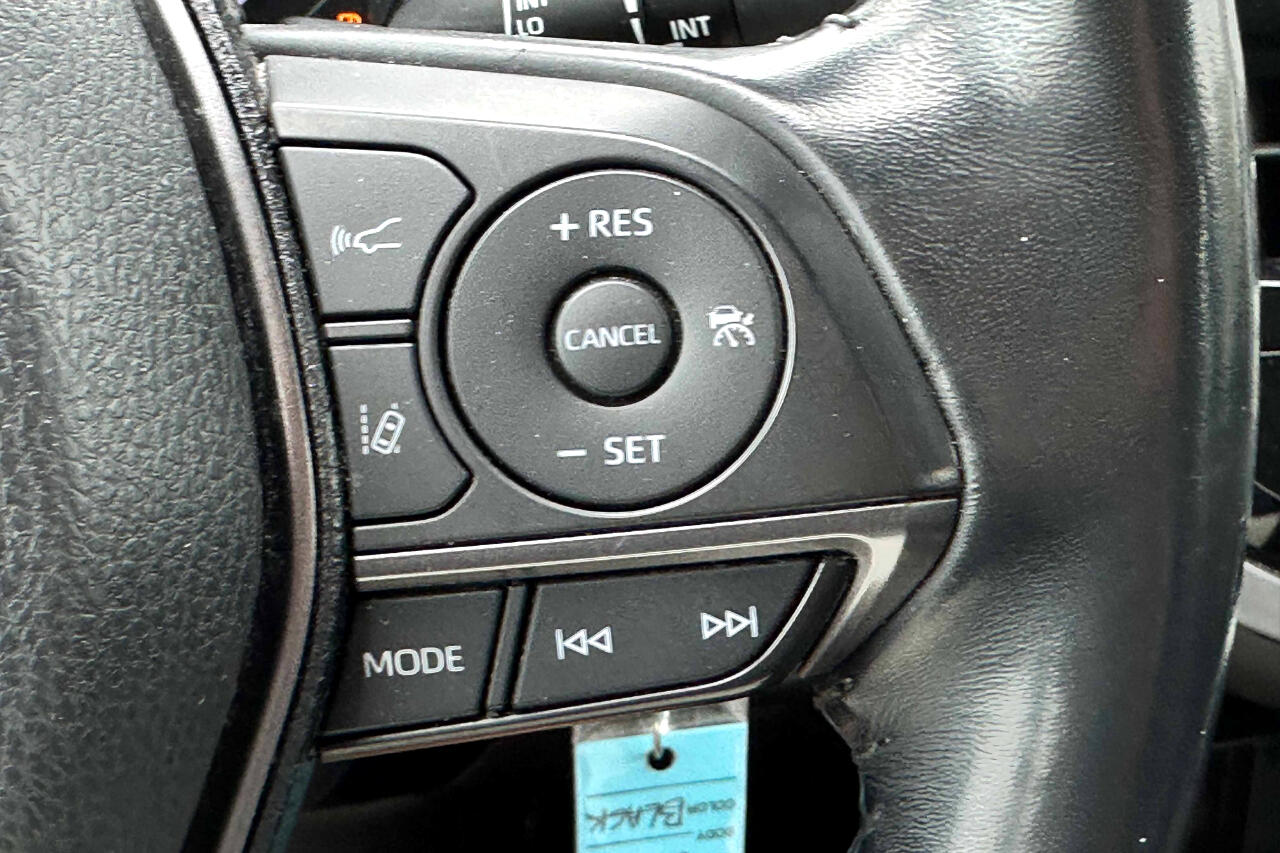 Vehicle image 21 of 24