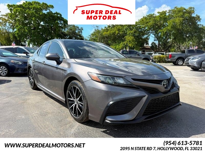 2021 Toyota Camry SE Nightshade Image 3 of 32
