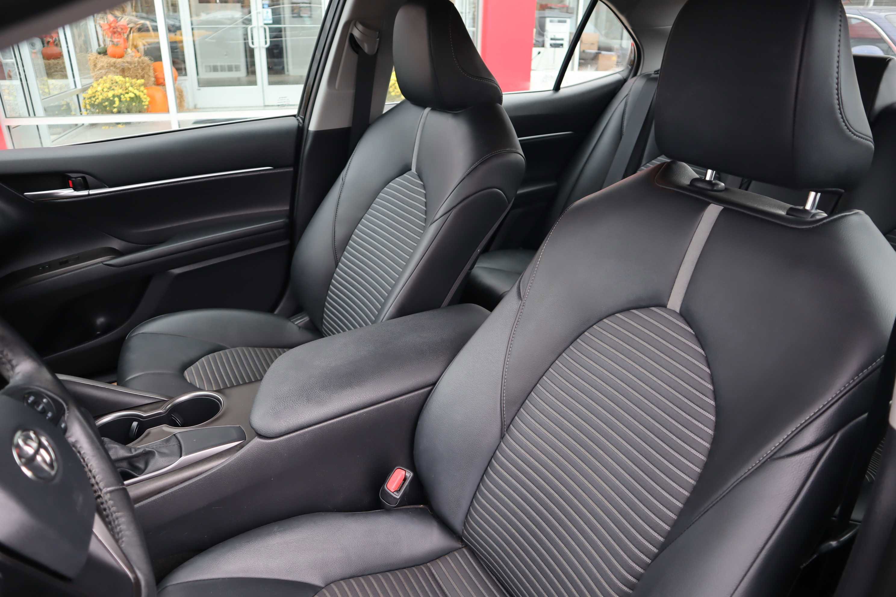 Vehicle image 10 of 21