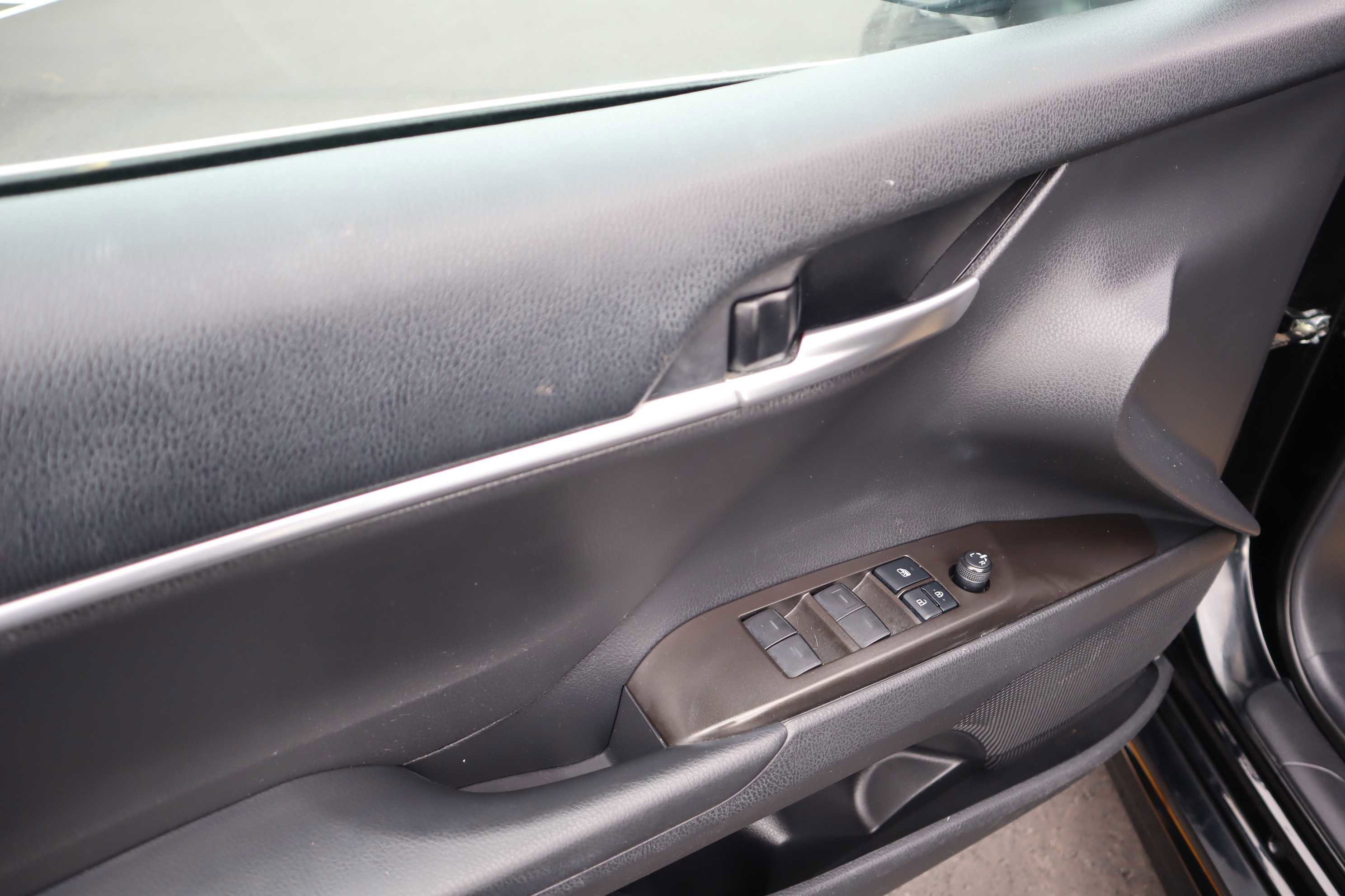 Vehicle image 9 of 21
