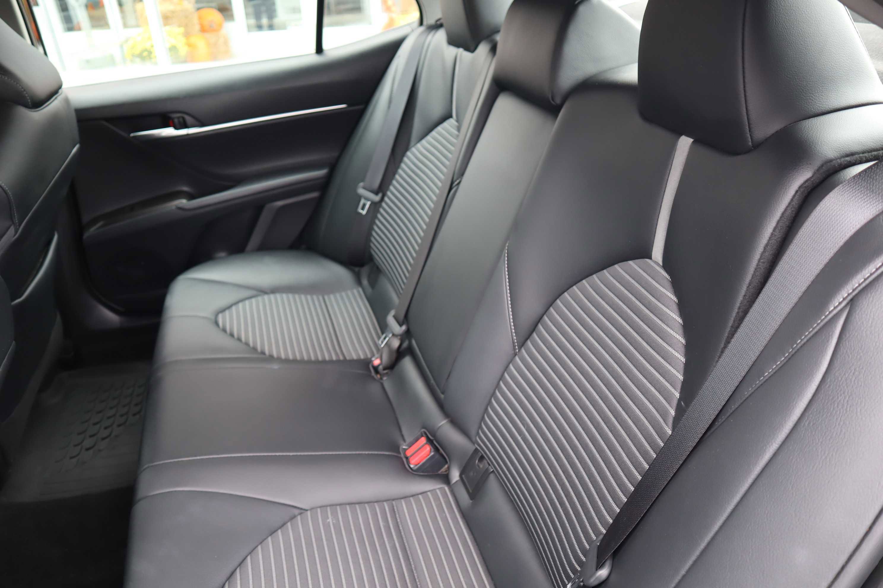 Vehicle image 18 of 21