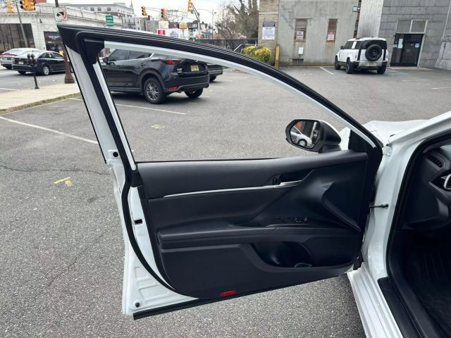 Vehicle image 15 of 25