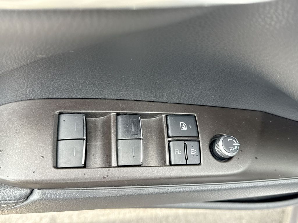 Vehicle image 13 of 34