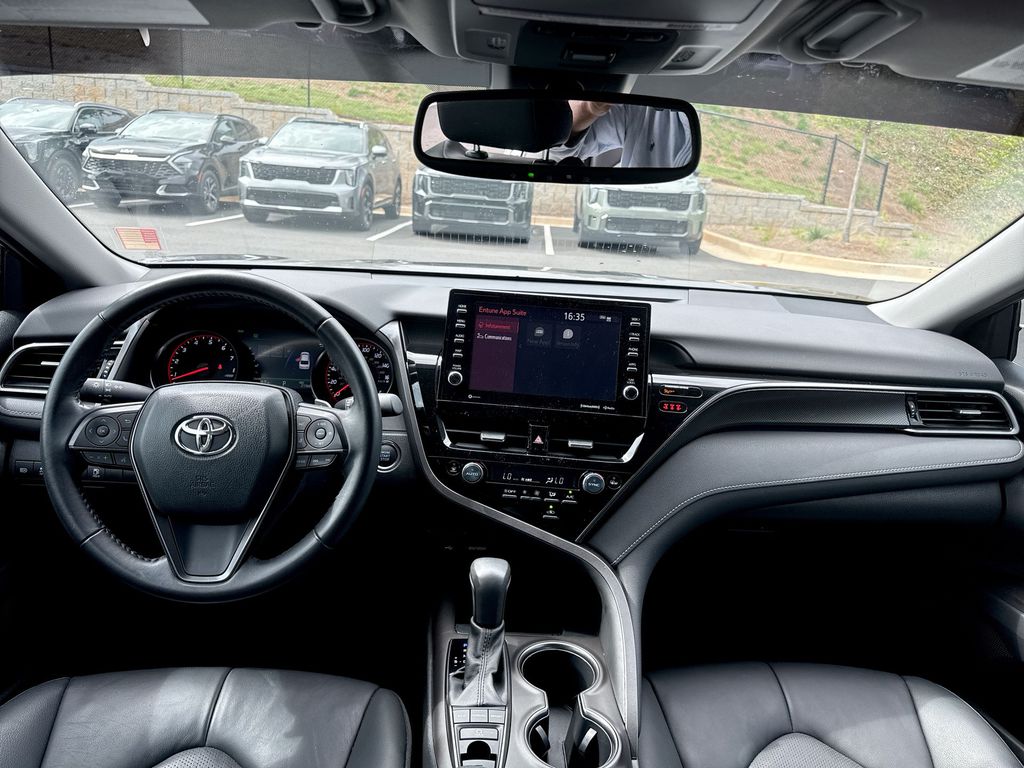 Vehicle image 21 of 34