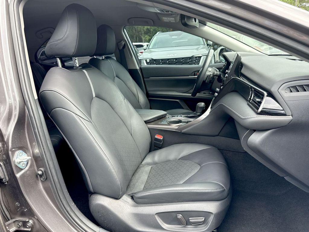 Vehicle image 25 of 34