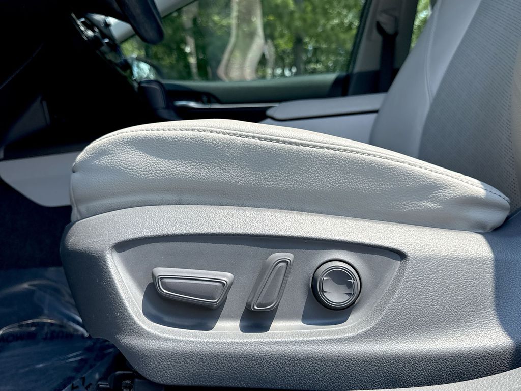 Vehicle image 24 of 27