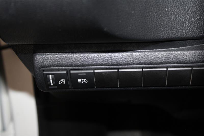 2021 Toyota Corolla LE Image 33 of 44