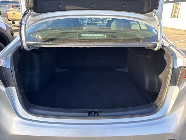 Vehicle image 21 of 25
