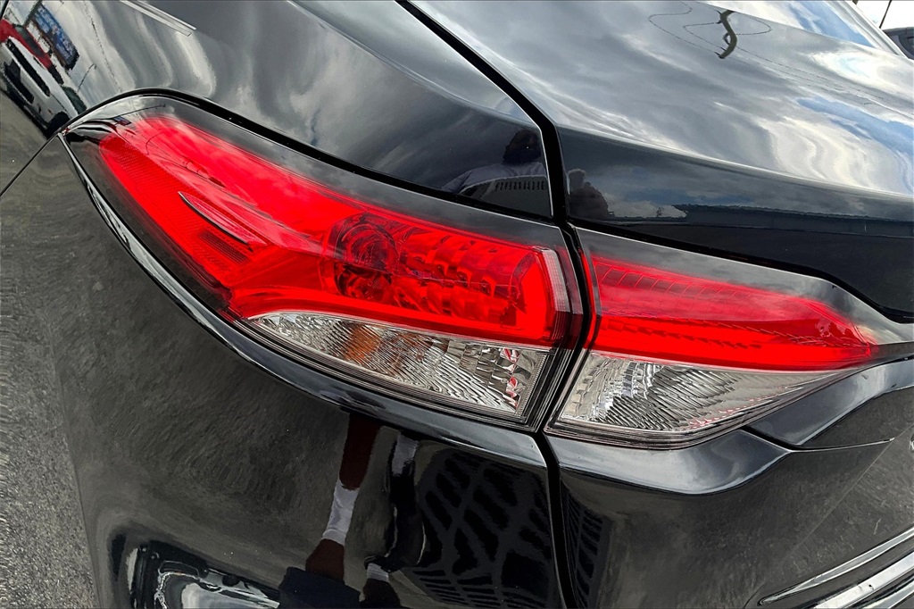 Vehicle image 25 of 28