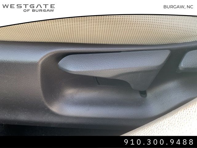 Vehicle image 17 of 33