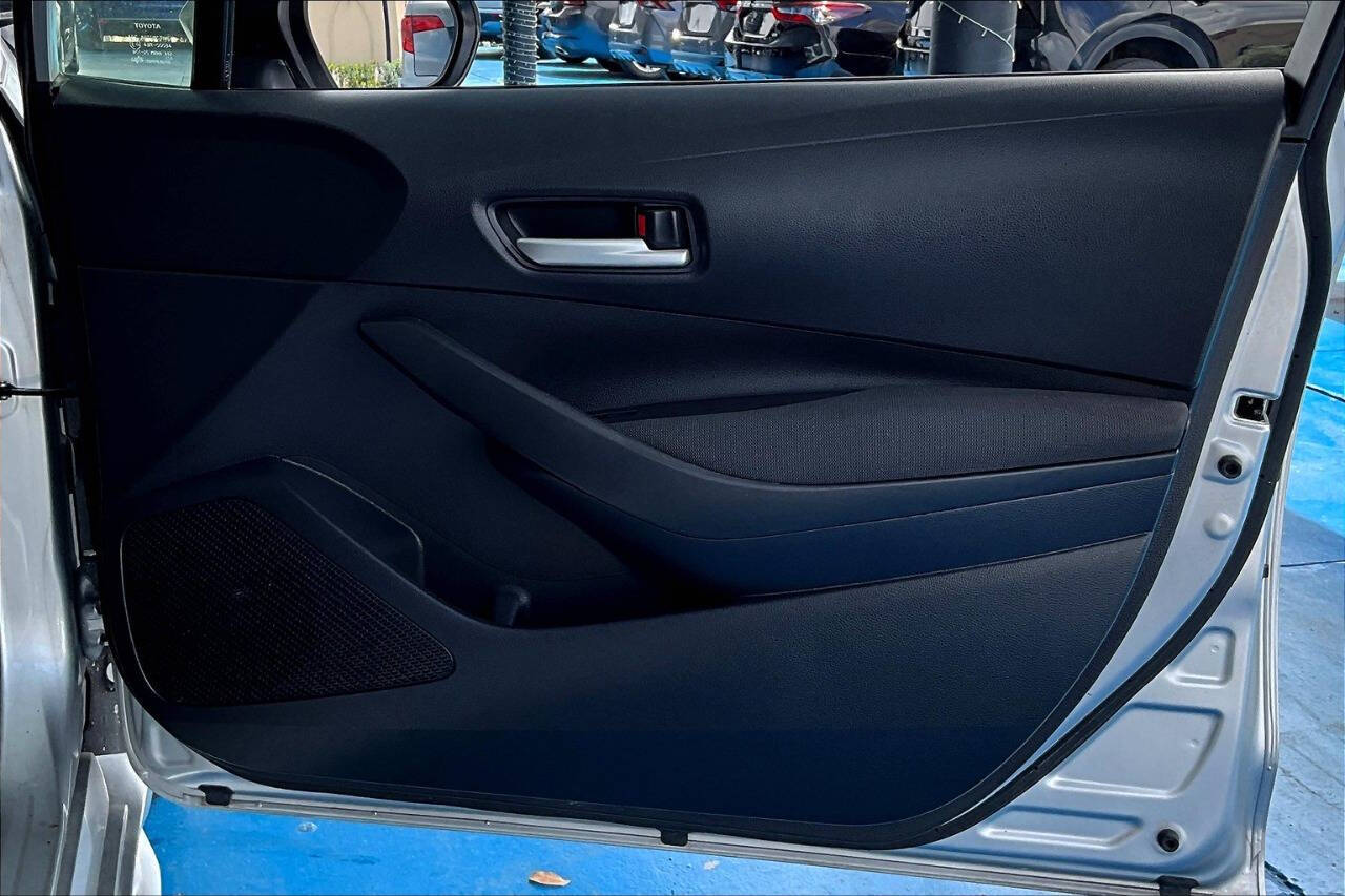 Vehicle image 21 of 30