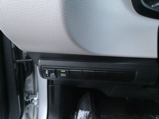 Vehicle image 14 of 28