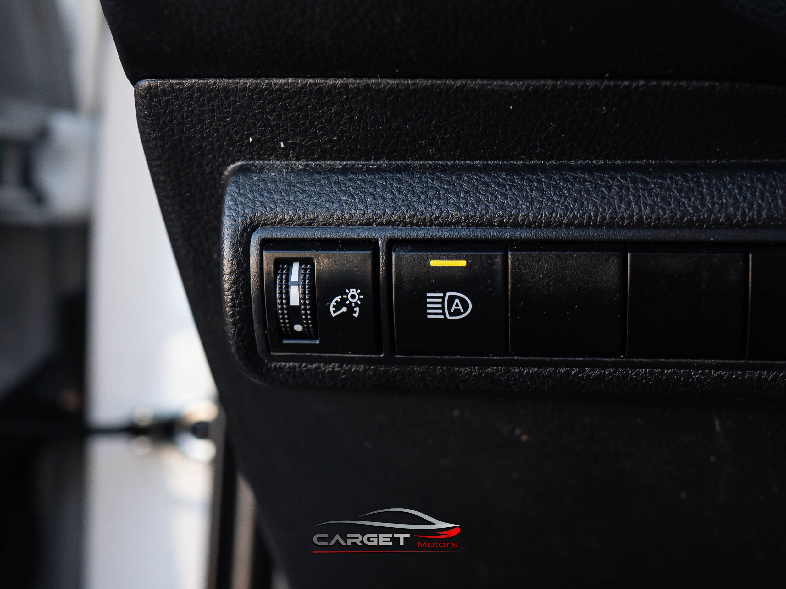 Vehicle image 32 of 45