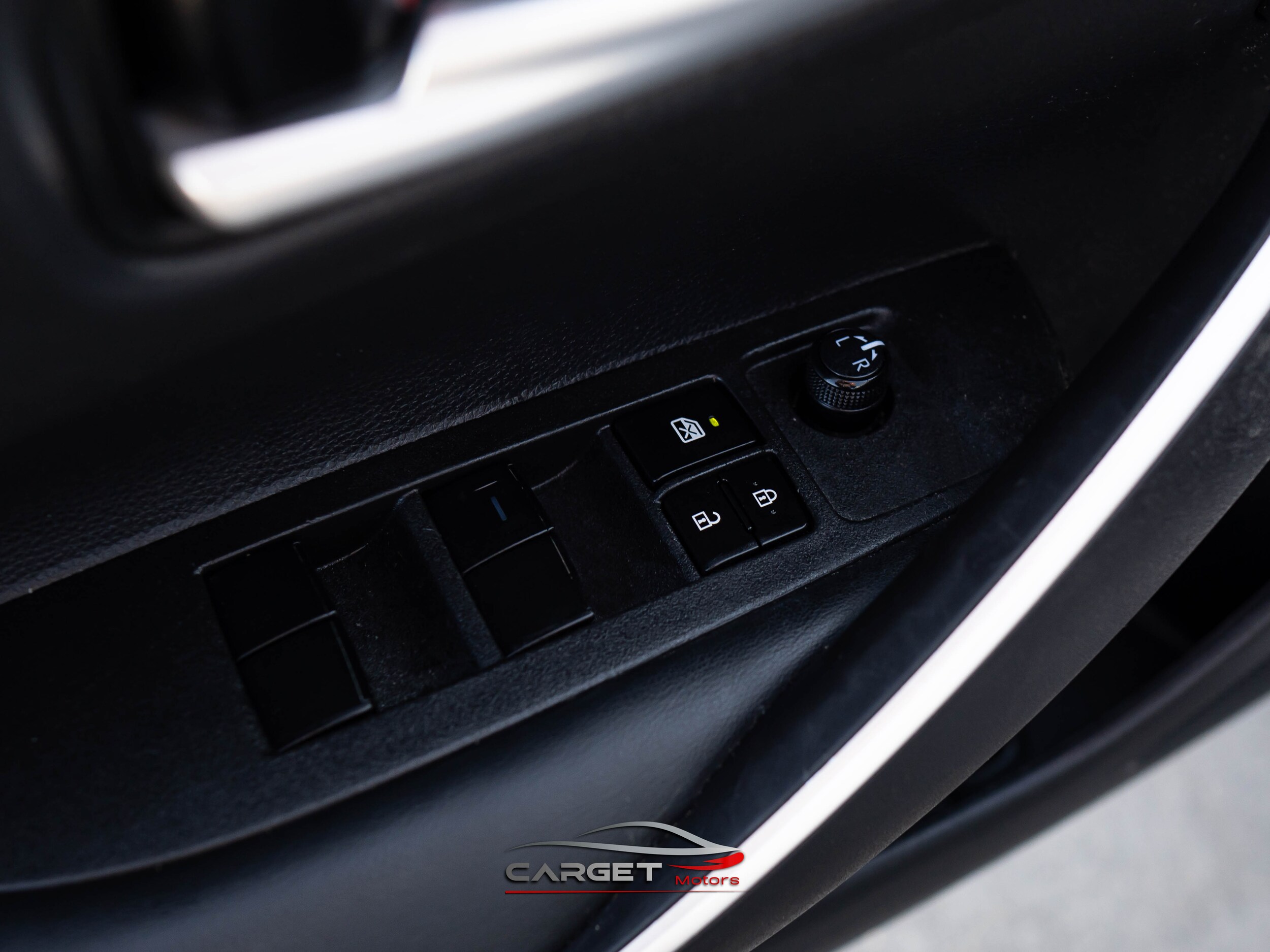 Vehicle image 33 of 45