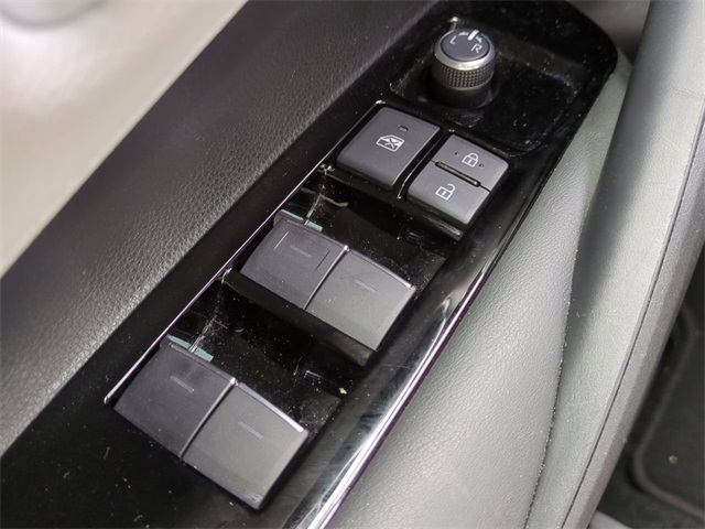 Vehicle image 22 of 27