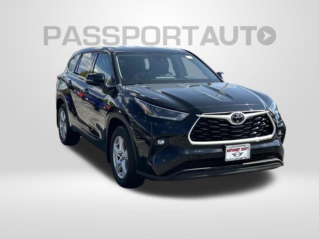 2021 Toyota Highlander L Image 3 of 30