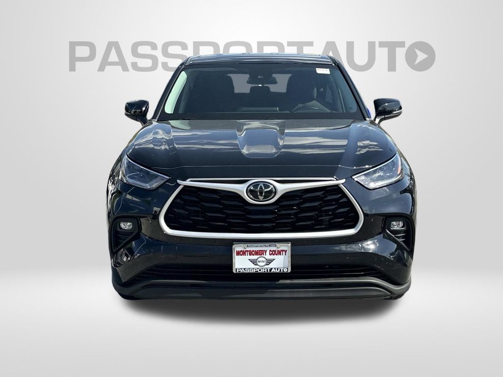 2021 Toyota Highlander L Image 2 of 30