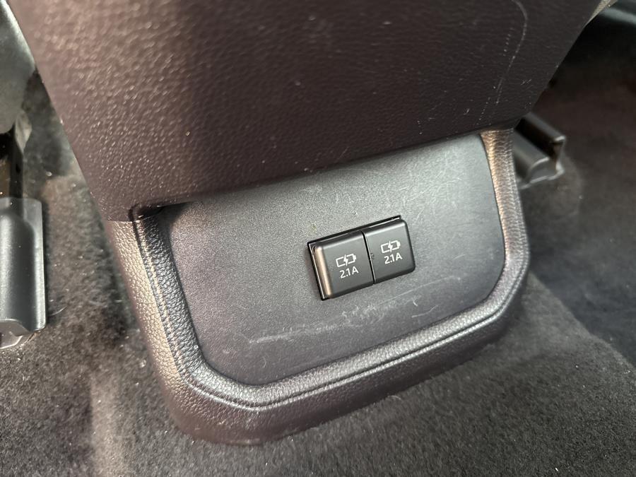 Vehicle image 21 of 25