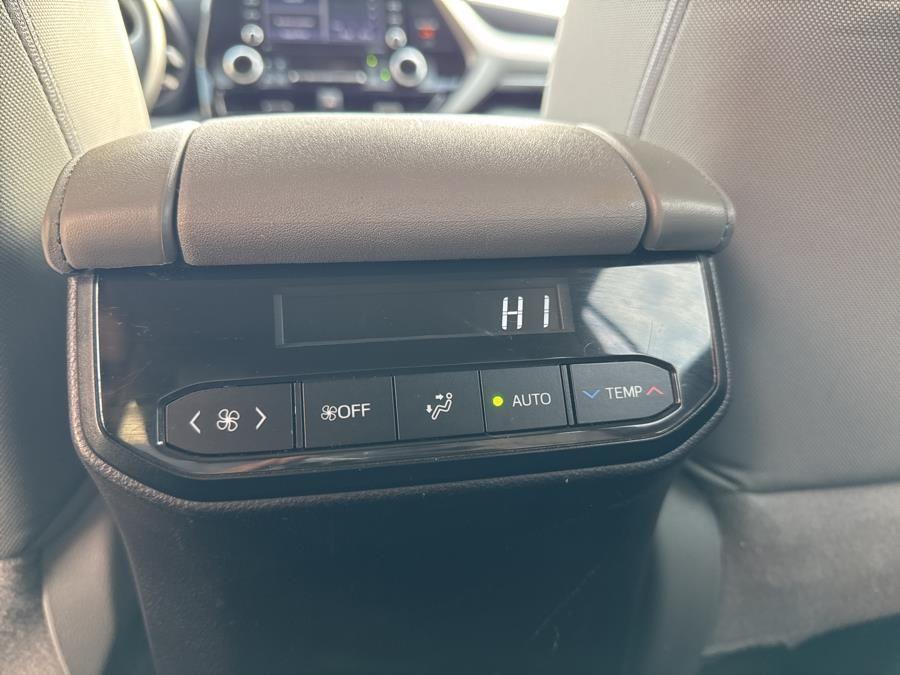 Vehicle image 23 of 25