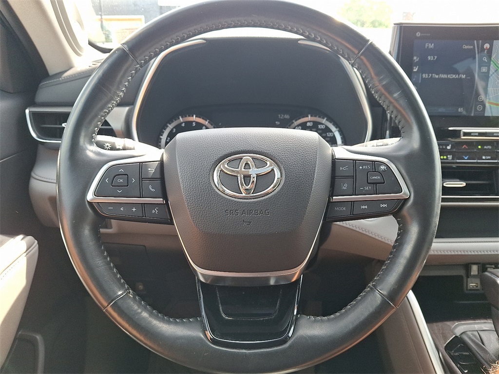 2021 Toyota Highlander Limited Image 14 of 30