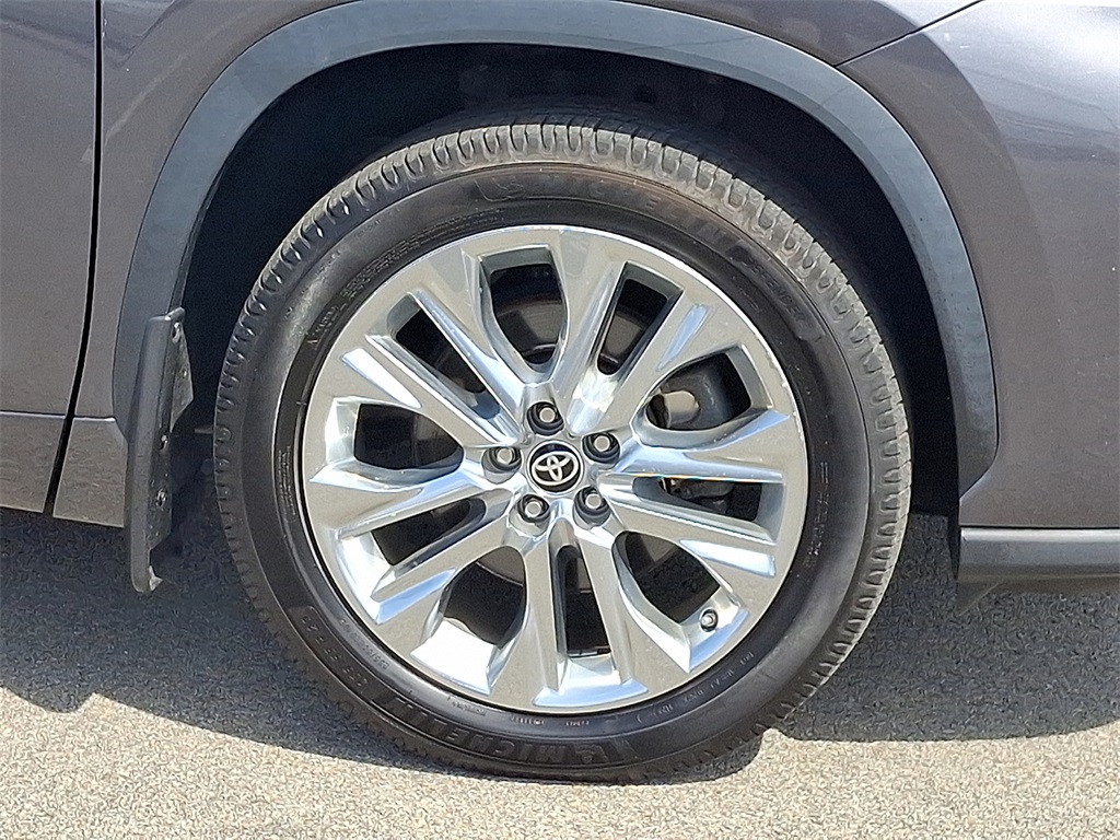 2021 Toyota Highlander Limited Image 9 of 30