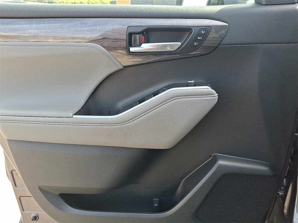 2021 Toyota Highlander Limited Image 19 of 30
