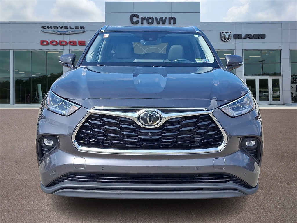 2021 Toyota Highlander Limited Image 2 of 30