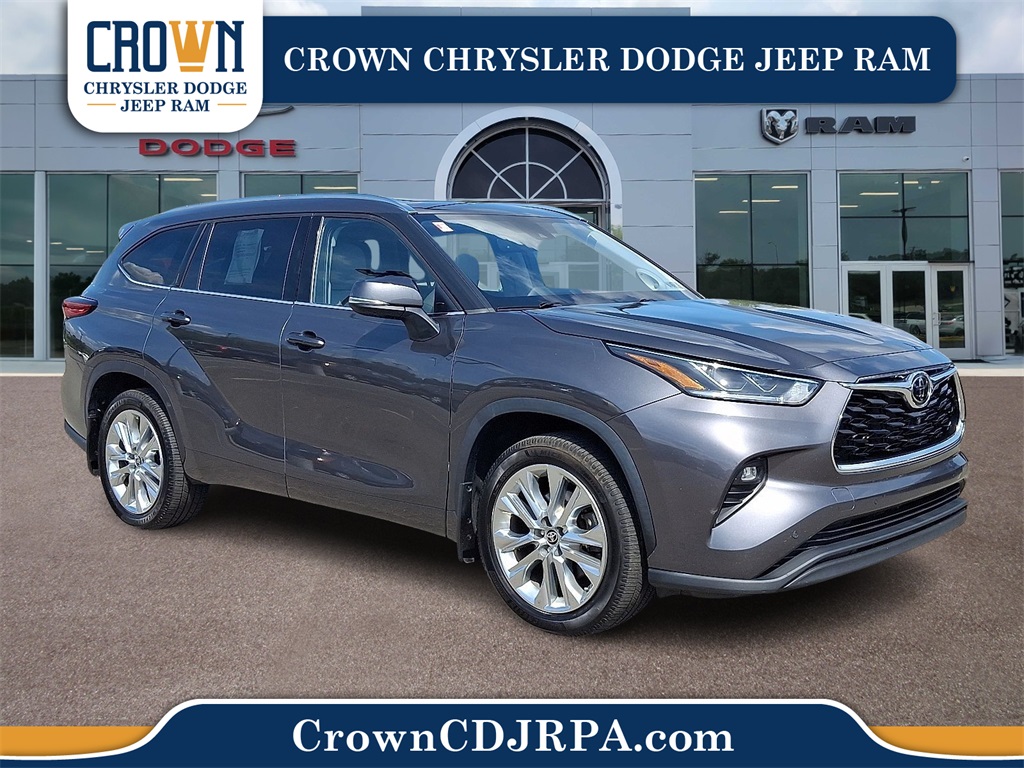 2021 Toyota Highlander Limited Image 3 of 30