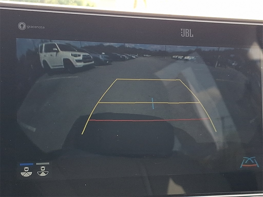 2021 Toyota Highlander Limited Image 10 of 30