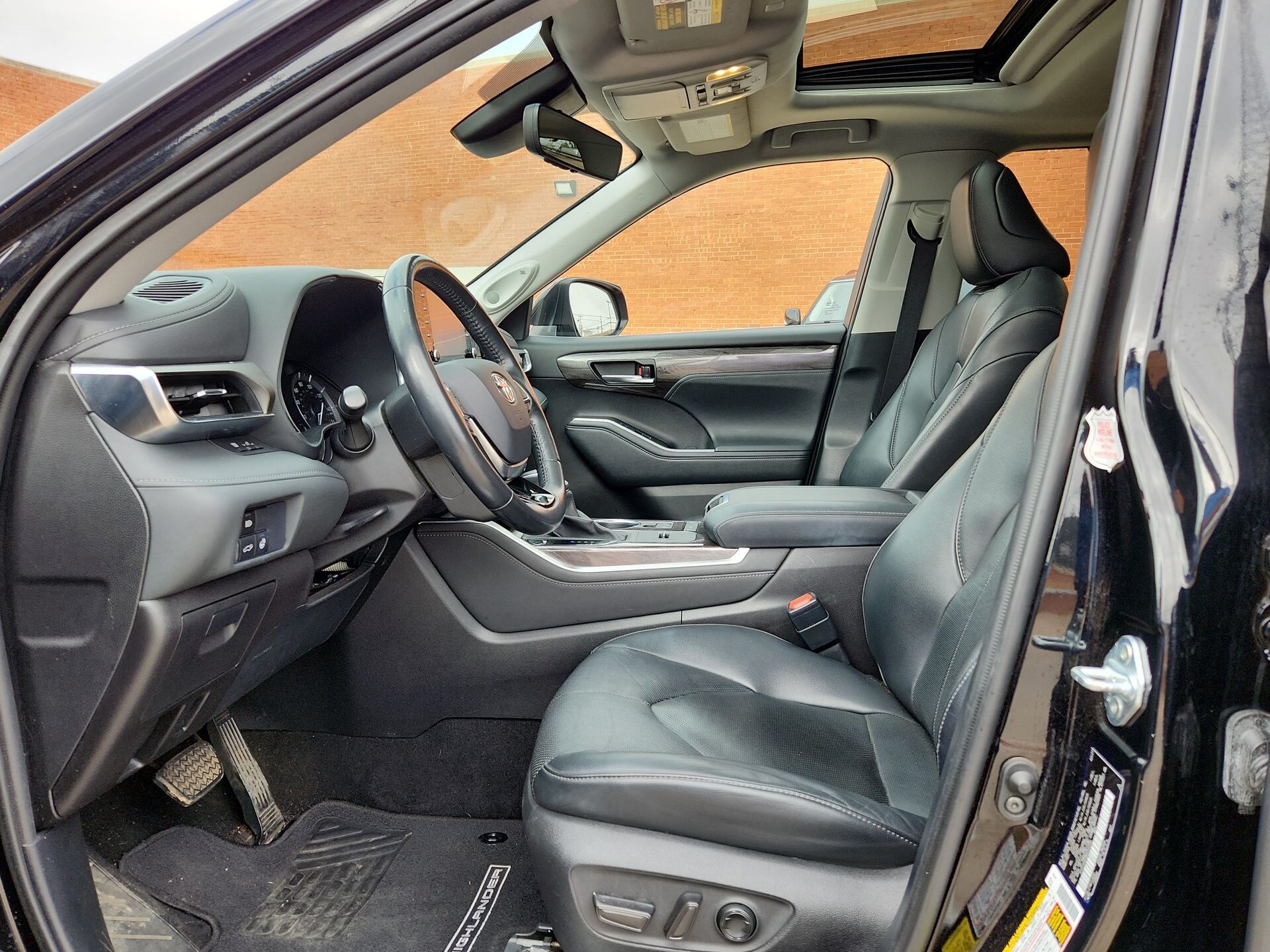 Vehicle image 15 of 23