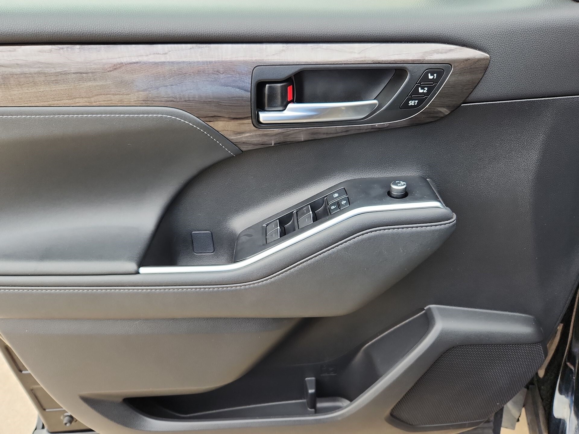 Vehicle image 21 of 23