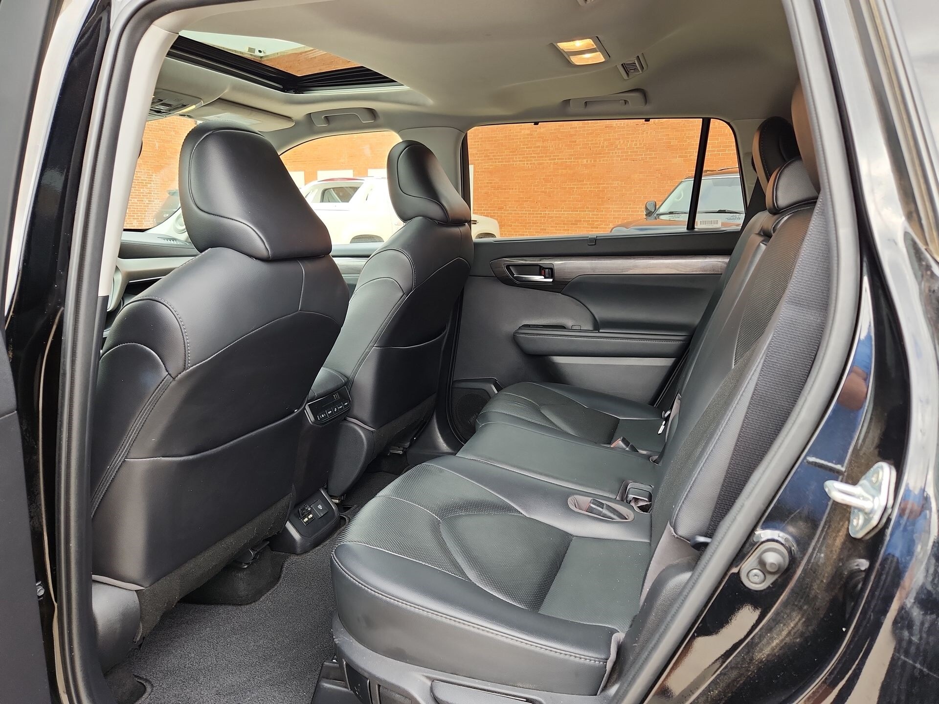 Vehicle image 14 of 23