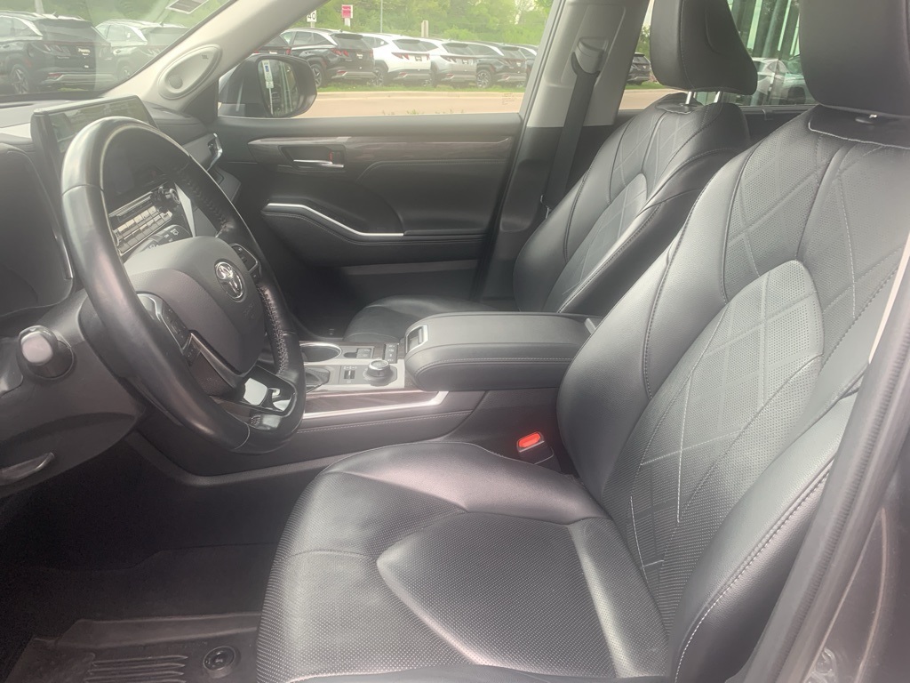 Vehicle image 16 of 37