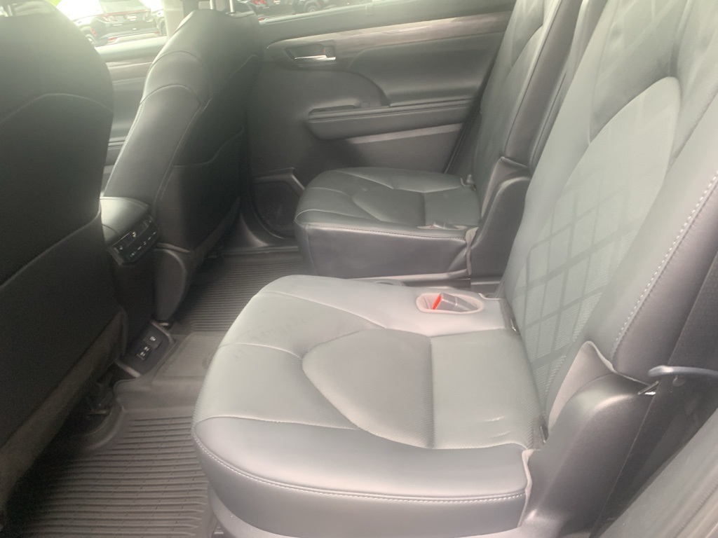 Vehicle image 14 of 37