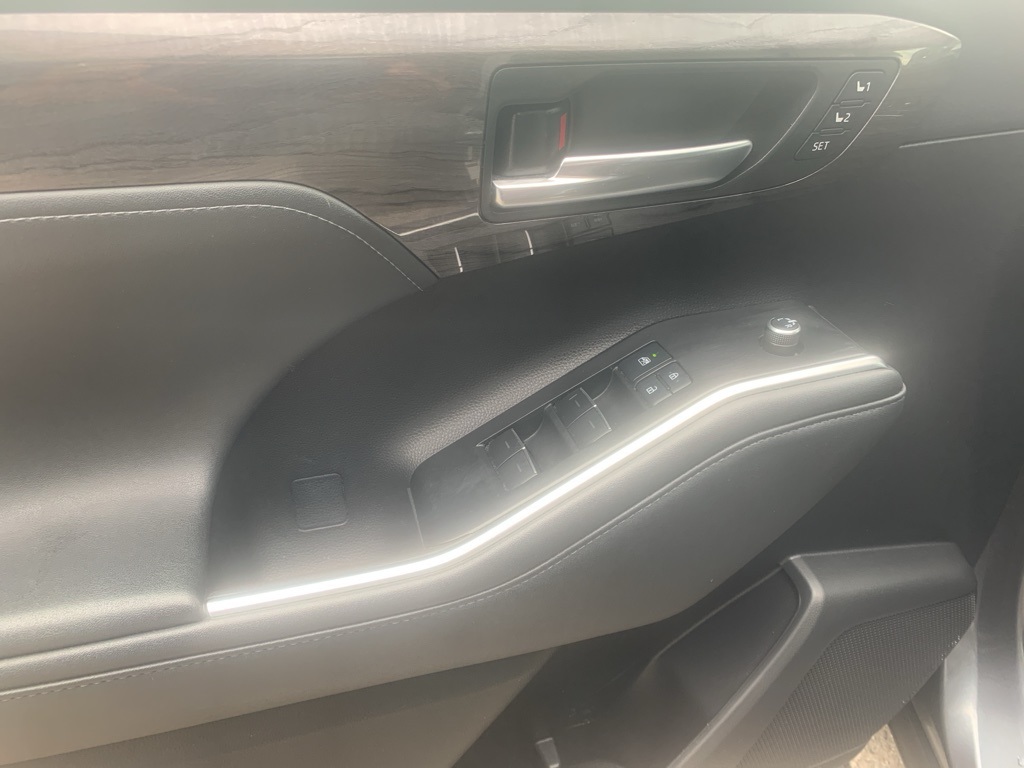 Vehicle image 25 of 37