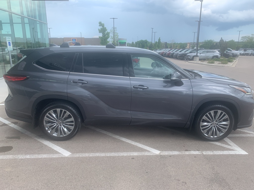 Vehicle image 4 of 37