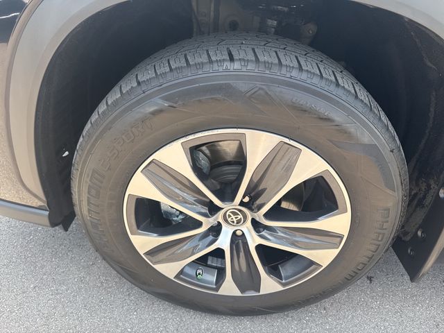 Vehicle image 9 of 27
